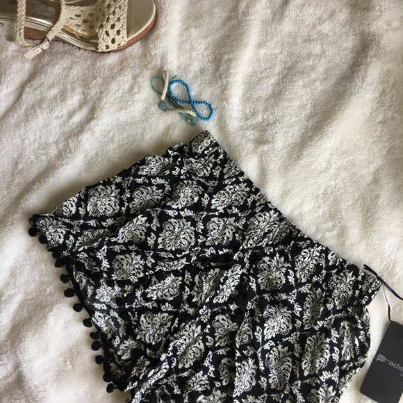 Boho Damask Pom Pom Trim Shorts - Picture 3 of 8